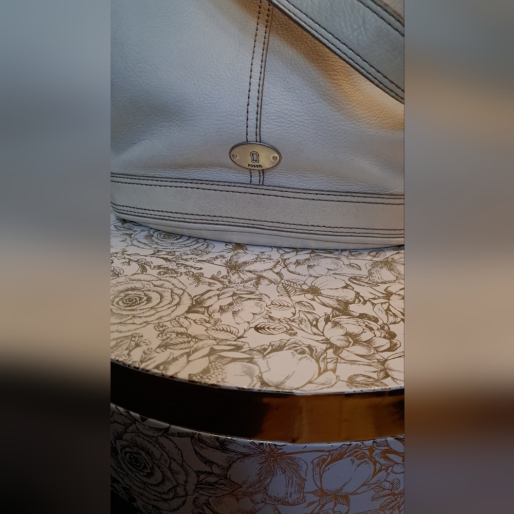 Fossil Off White Leather Shoulder Bag with Silver Hardware. - Picture 7 of 13
